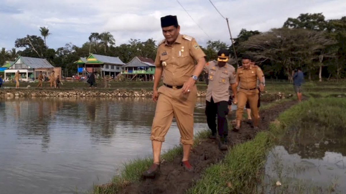Suardi Saleh Serahkan Bantuan kepada Pemilik Rumah Terdampak Angin Kencang