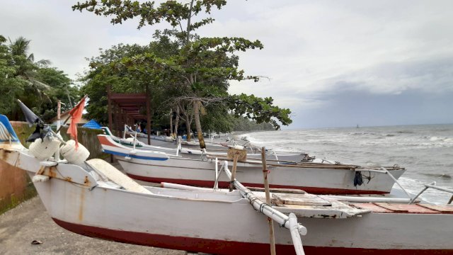 Perahu nelayan di Ujung Batu Sumpang Binangae, Barru, hanya diparkir di bibir pantai. (ist)