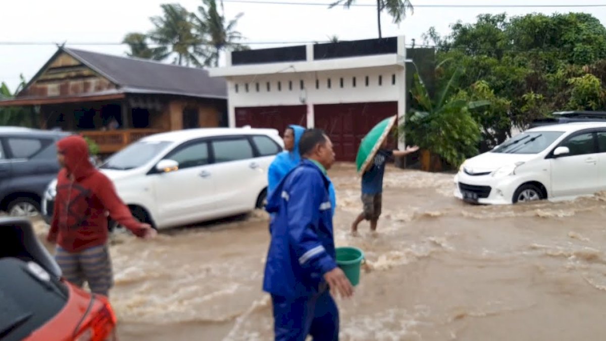 Air Meluap ke Badan Jalan, Arus Lalu Lintas Makassar-Parepare Terhambat