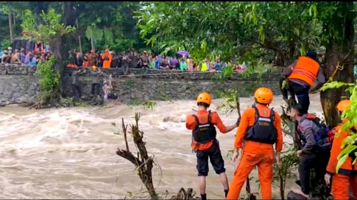 Ini Kendala Basarnas Saat Evakuasi Warga Barru yang Terisolir Banjir