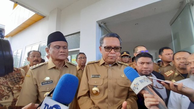 Gubernur Sulsel Nurdin Abdullah saat meninjau sejumlah daerah pascabanjir di Barru. (ist)
