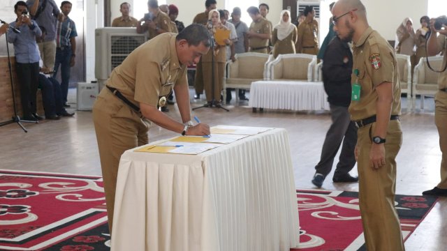 Penandatanganan perjanjian kinerja oleh kepala OPD Pemkab Lutra. (ist)