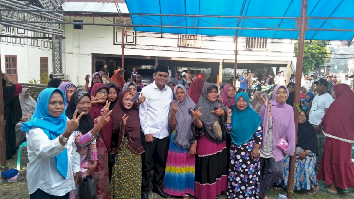 Suardi Saleh Kembalikan Formulir Pendaftaran di Demokrat Barru