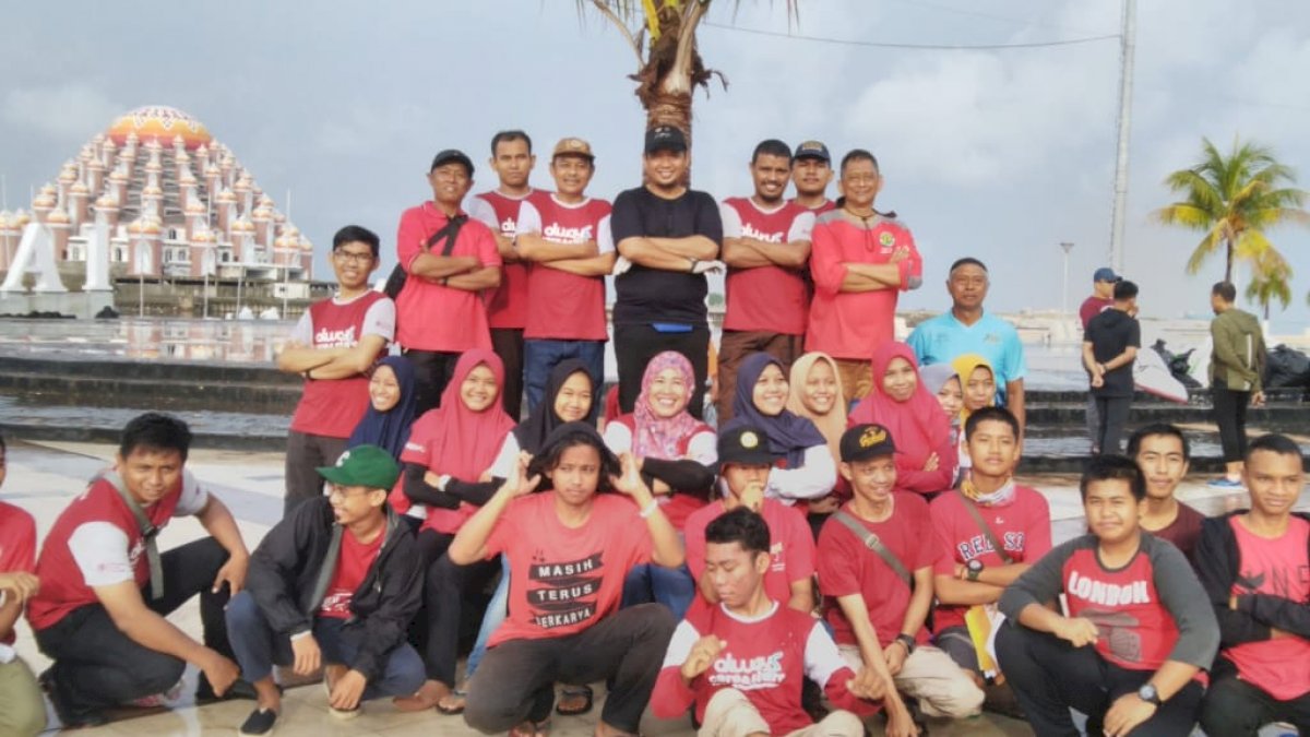 Euforia Tahun Baru Usai, Iqbal Pimpin Aksi Bersih-bersih di Anjungan Losari