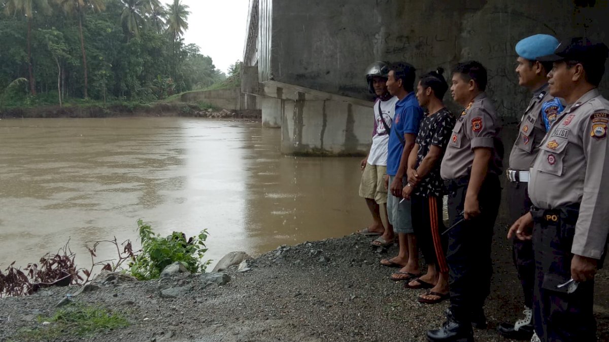Kapolsek Tanete Rilau Pantau Daerah Rawan Banjir
