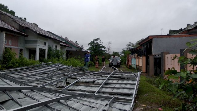 Atap rumah warga terdampak angin puting beliung. (ist)
