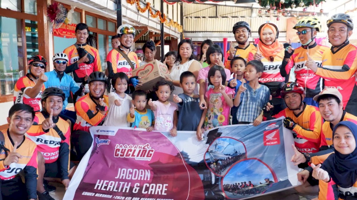 Jagoan Cyling Community AHM Gowes Sambil Bagi-bagi Bantuan