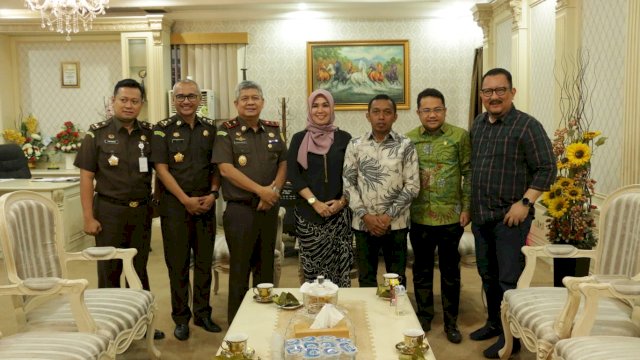 Kajati Sulsel Firdaus Dewilmar berkunjung ke DPRD Sulsel. (ist)