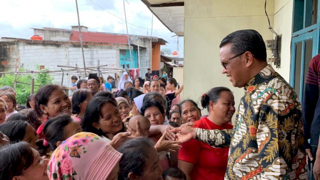 Nurdin Abdullah mengunjungi perantau asal Sulsel di Koja, Jakarta Utara, yang menjadi korban banjir. (ist)