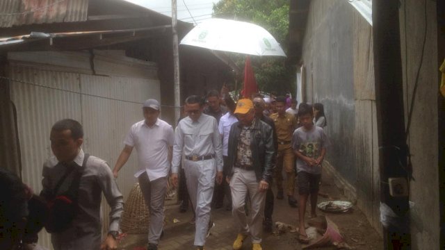 Nurdin Abdullah tinjau dampak abrasi di bibir Pantai Galesong, Takalar. (ist) 