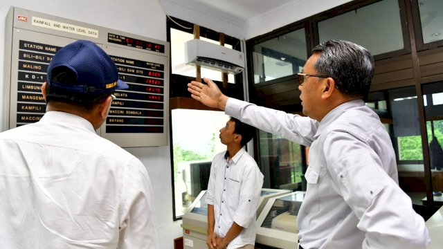 Nurdin Abdullah memantau kondisi Bendungan Bili Bili. (ist)