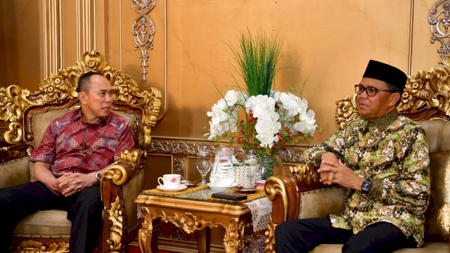 Gubernur Sulawesi Selatan, Nurdin Abdullah menerima kunjungan silaturahmi Panglima Kodam (Pangdam) XIV Hasanuddin yang baru, Mayjen TNI Andi Sumangerukka, di Rumah Jabatan Gubernur Sulsel, Sabtu (11/12/2019). (Foto/Ist)