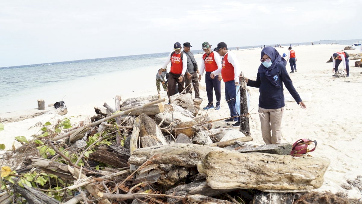 Iqbal Apresiasi Gerakan Bersih Sampah Lantamal VI di Pulau Kodingareng Keke