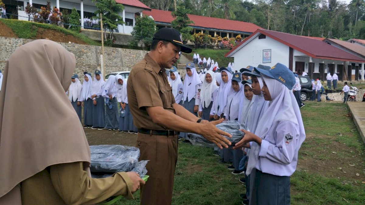 Siswa Kurang Mampu di SMA 13 Sinjai Dapat Bantuan Buku