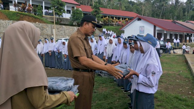 Penyerahan bantuan buku di SMA 13 Sinjai. (ist) 