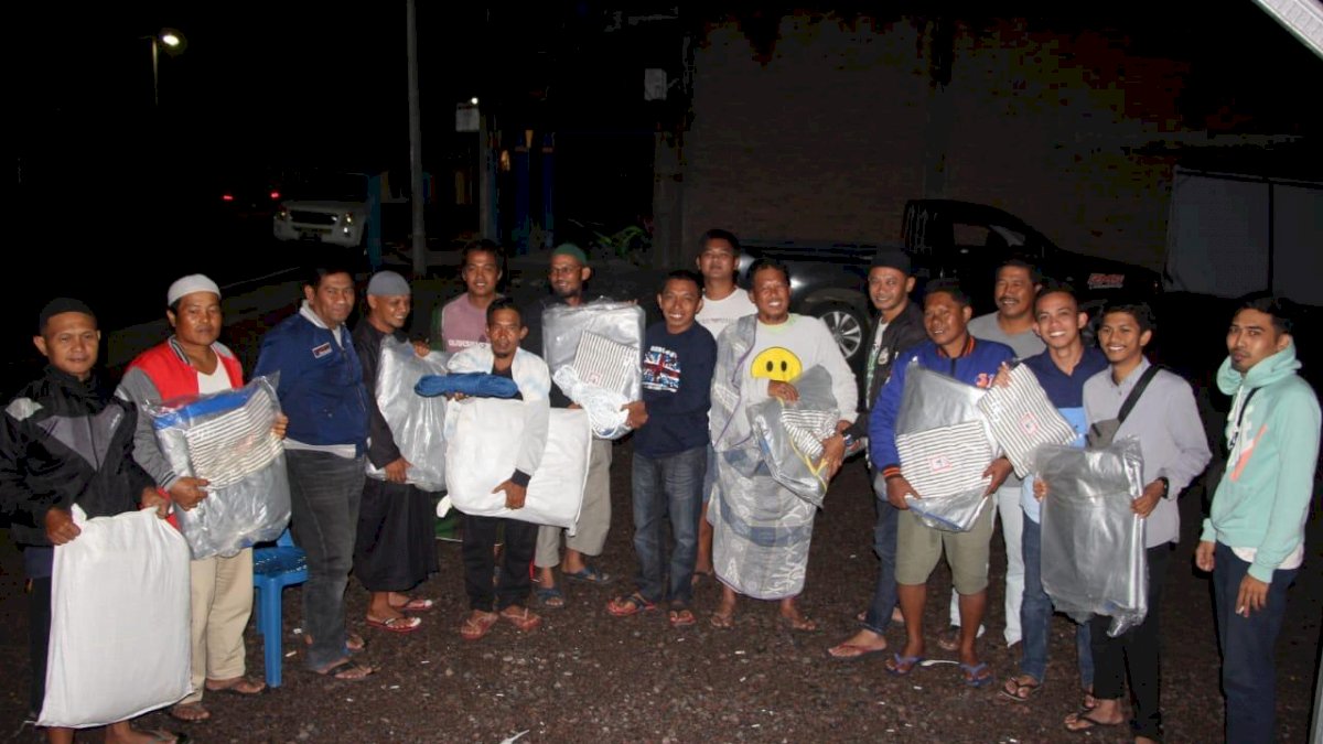 Syahar Distribusikan Bantuan NasDem kepada Korban Banjir Sidrap