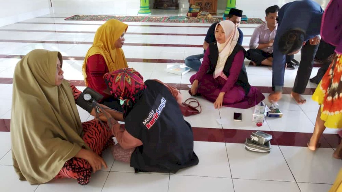 Klinik Gratis Kurir Langit Barru Cek Kesehatan Warga Terdampak Banjir