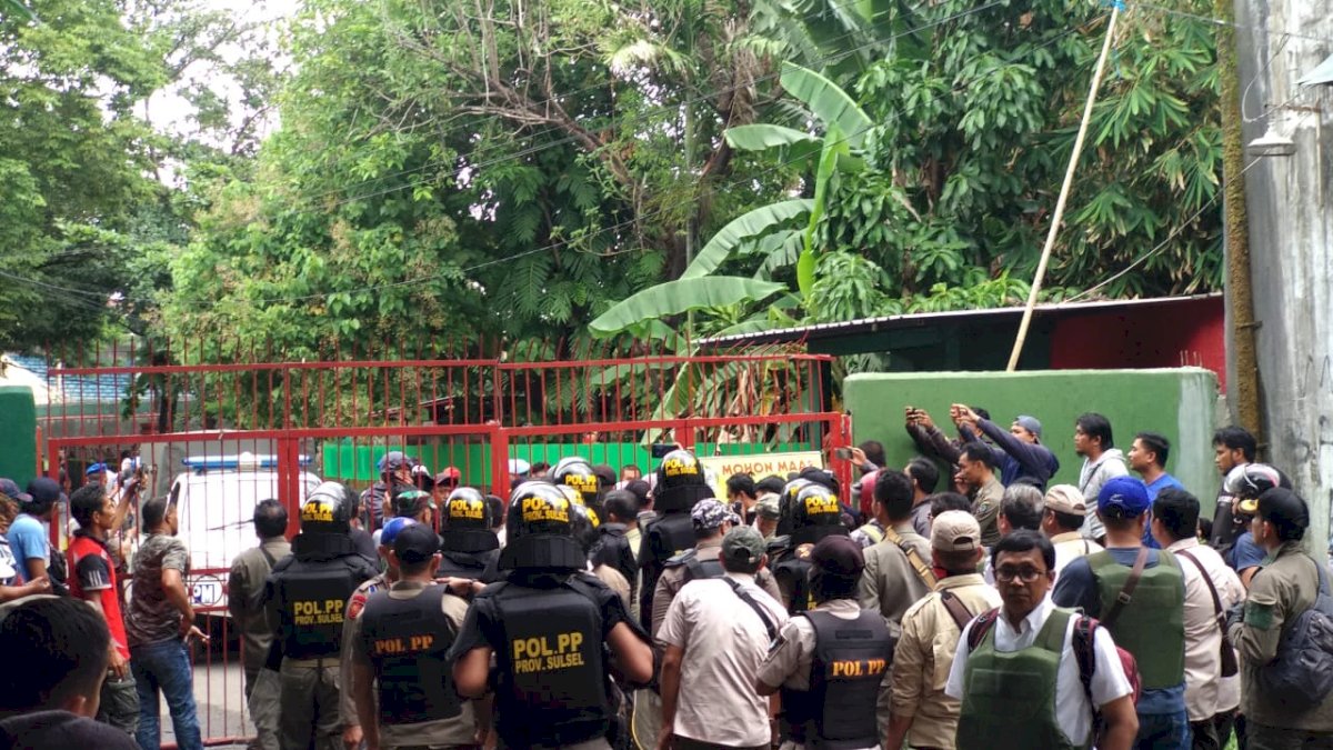 Tiga Pol-PP Luka-luka, Mujiono Laporkan Kekerasan Massa Pro YOSS