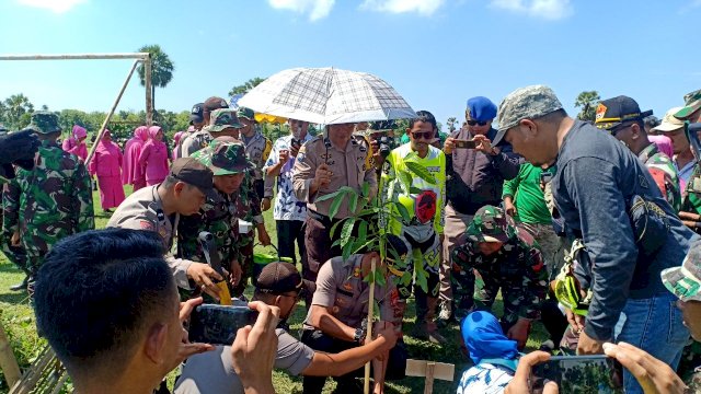 Penanama pohon di lapangan Desa Gunung Silanu, Kecamatan Bangkala, Jeneponto. (ist)