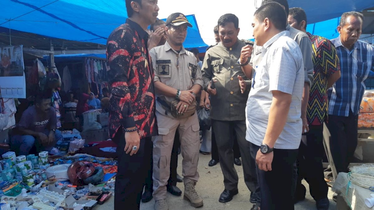 Dengar Aspirasi Pedagang, Amran SE Kunjungi Pasar Atapange