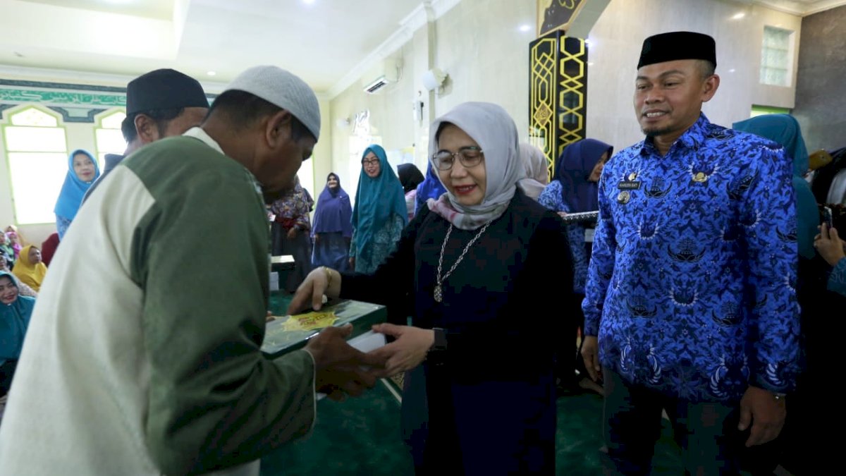 Jumat Berkah, TP PKK Makassar Bagi-bagi Paket Sedekah di Tamalanrea