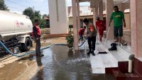 PMI dan Brimob Polda Sulsel Bersihkan Masjid Pasca Banjir di Barru