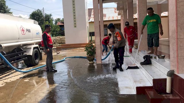 PMI dan Brimob Polda Sulsel membersihkan Masjid dari sisa lumpur pasca banjir di Barru. (Foto/Ist)