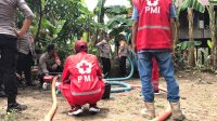Pasca Banjir, PMI dan Brimob Polda Sulsel Salurkan Air Bersih di Barru
