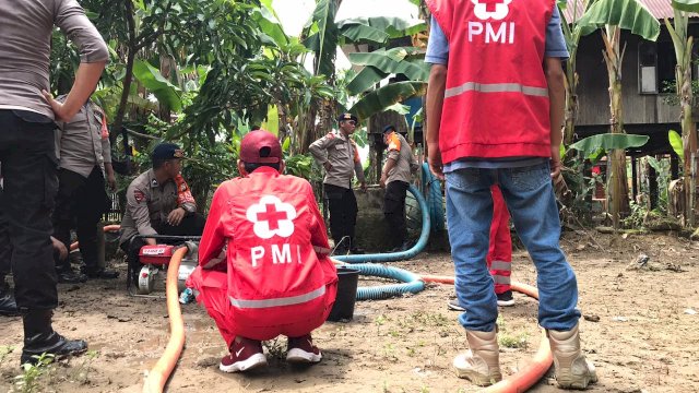 Palang Merah Indonesia (PMI) Kabupaten Barru bersama Tim Brimob Polda Sulsel menyalurkan air bersih kepada warga yang terkena dampak banjir di Barru. (Foto/Ist)