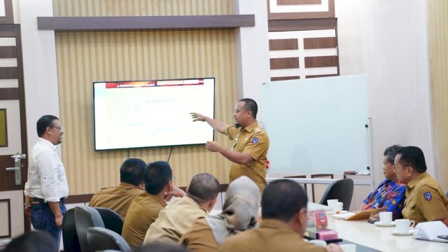 Wagub melakukan rapat koordinasi dalam rangka modernisasi RPH Tamangapa. (ist)