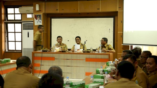 Bupati dan Wakil Bupati Barru, Suardi Saleh-Nasruddin dan Pj Sekkab Abustan memimpin rapat koordinasi dan evaluasi kinerja OPD Pemkab Barru. (ist)