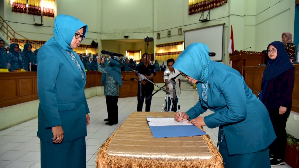 Lies F Nurdin Lantik Ketua TP PKK Sri Widiyati Sebagai Bunda Paud Pinrang