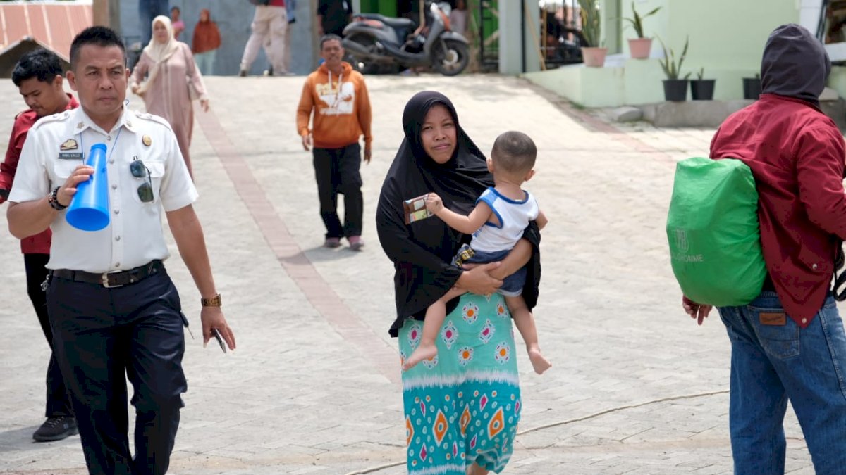 Warga Pangkabinanga Gowa Simulasi Hadapi Banjir