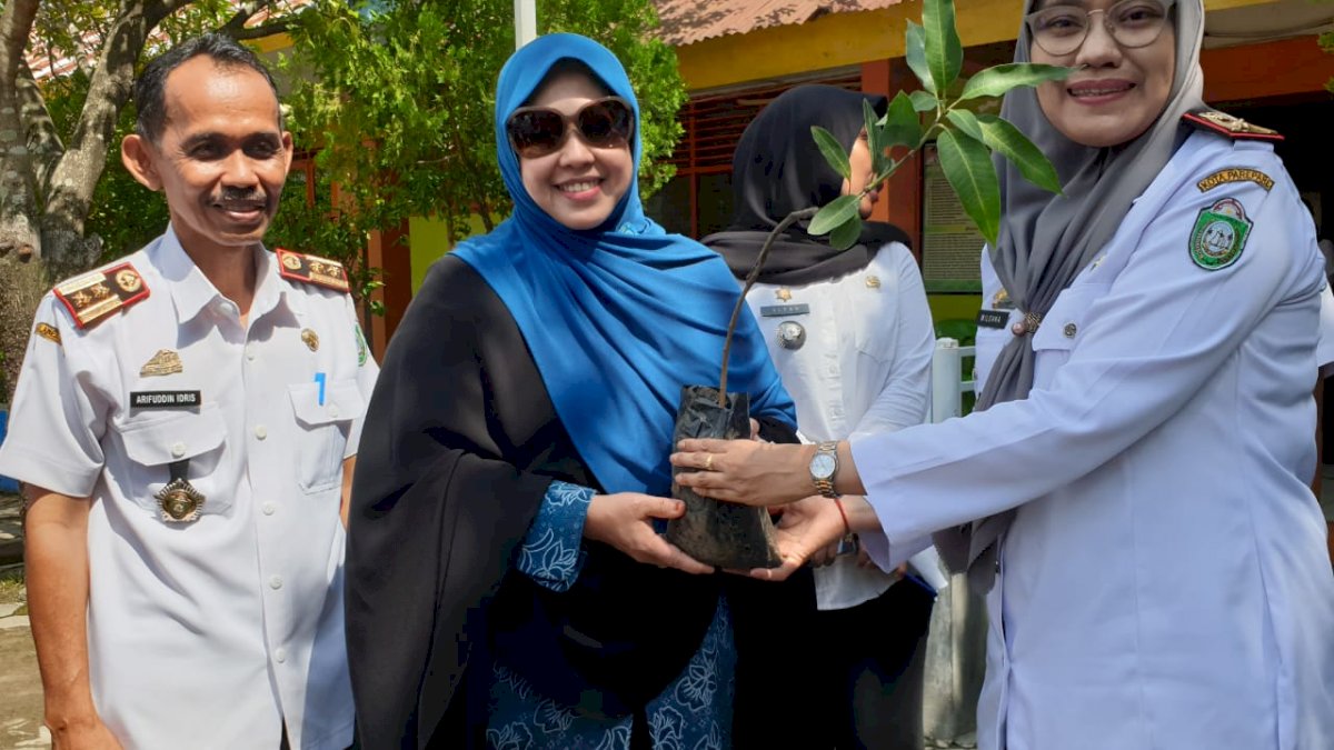Erna Rasyid Taufan Inisiasi Penanaman Pohon Kurma di Parepare