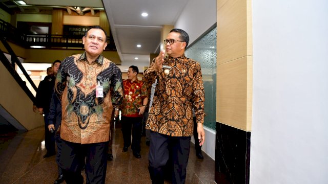 Nurdin Abdullah menunjukkan ruang koordinasi APH kepada Ketua KPK Firli Bahuri. (ist)