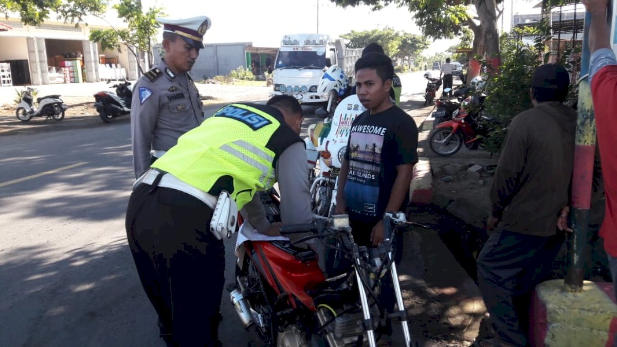 Satlantas Polres Jeneponto Jaring Belasan Pengendara Motor Tak Lengkap