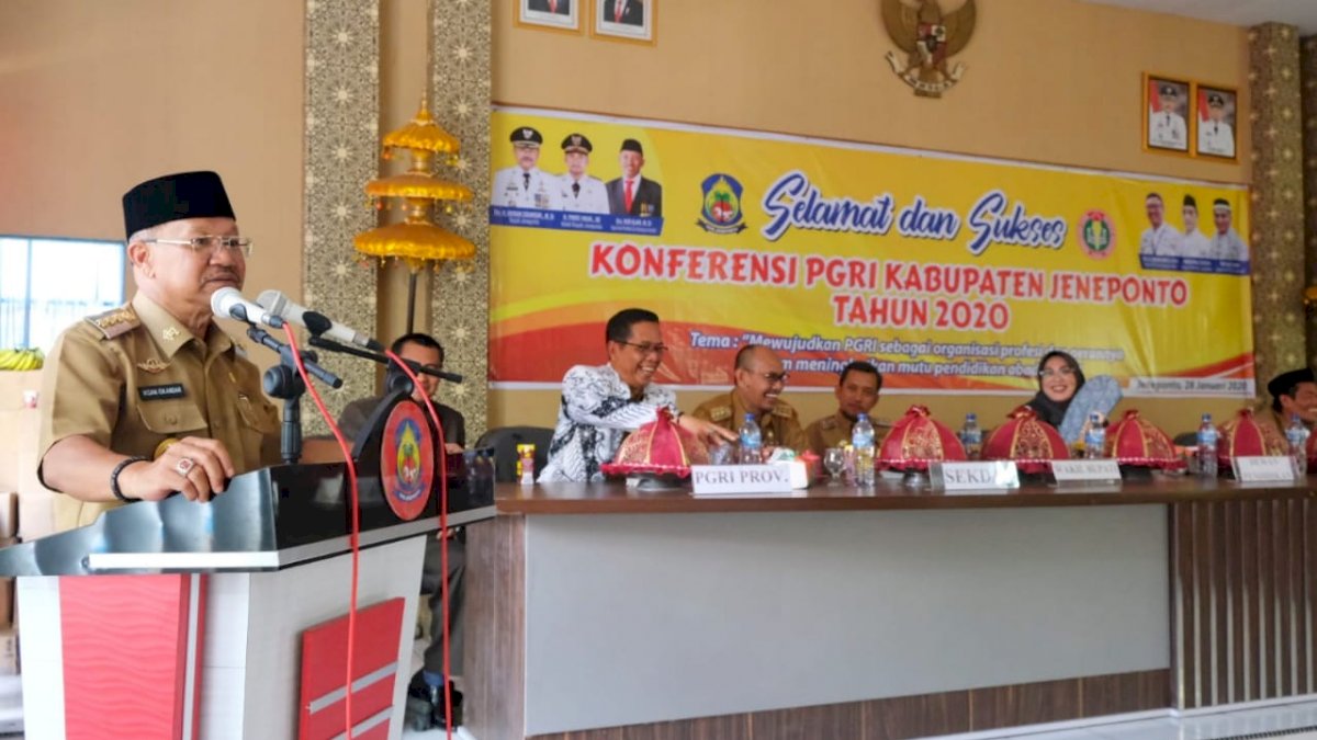 Buka Konferensi PGRI Jeneponto, Ini Harapan Iksan Iskandar