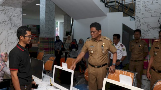 Suardi Saleh tinjau pengoperasian Mal Pelayanan Publik di Gedung Tower Kantor Bupati Barru. (ist)