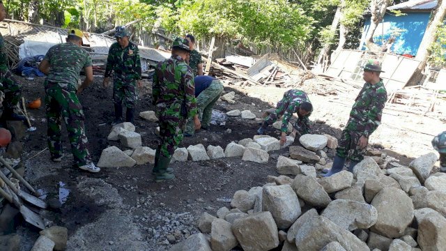 Anggota TNI mulai mendirikan pondasi rumah warga kurang mampu dari bantuan PLN setempat. (ist)