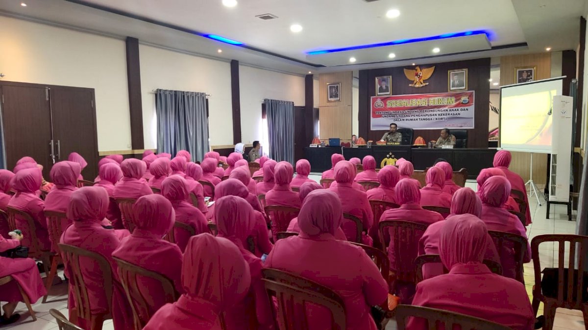 Istri Polisi di Sinjai Diberi Pemahaman Soal Hukum