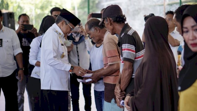Wali Kota Parepare Taufan Pawe menyerahkan bantuan keuangan kepada korban bencana alam. (ist)