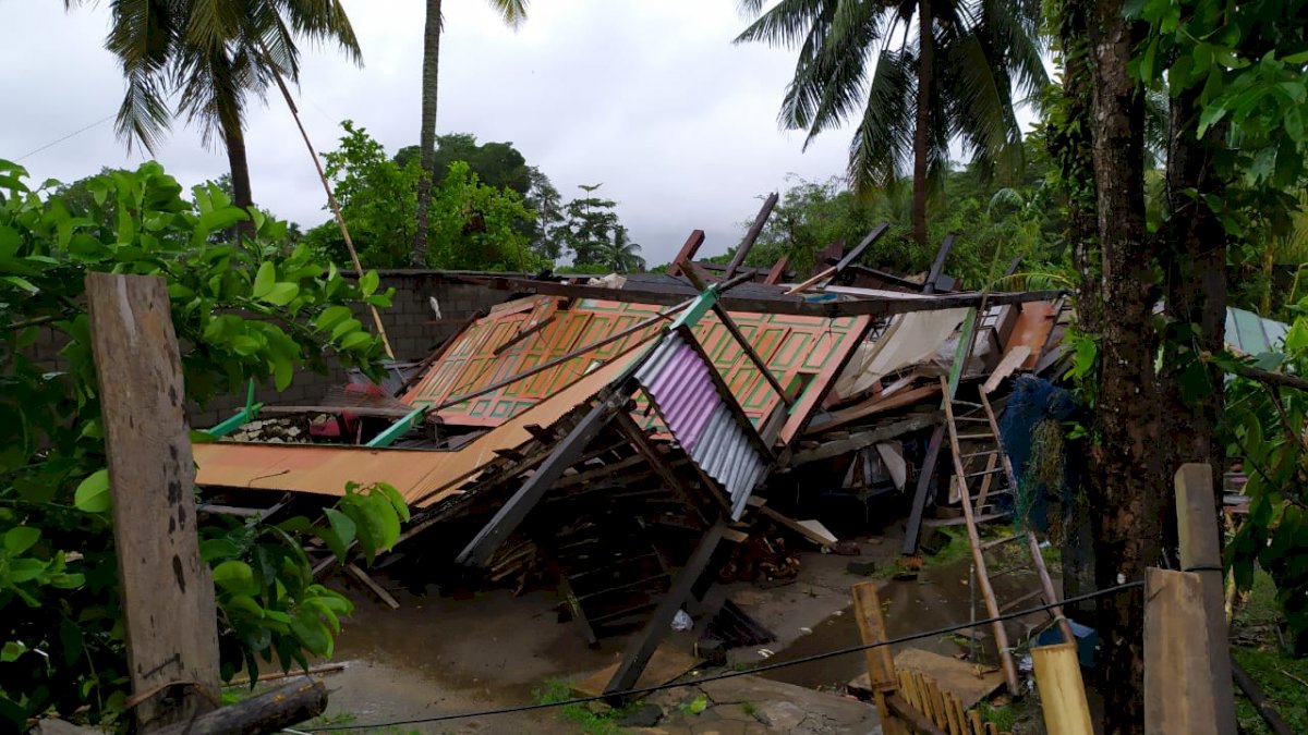 Angin Puting Beliung Rusak Empat Rumah Warga di Barru, Satu Roboh