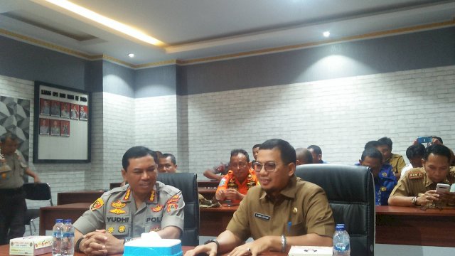 Iqbal Suhaeb menghadiri video confrence di Mapolrestabes Makassar. (ist) 