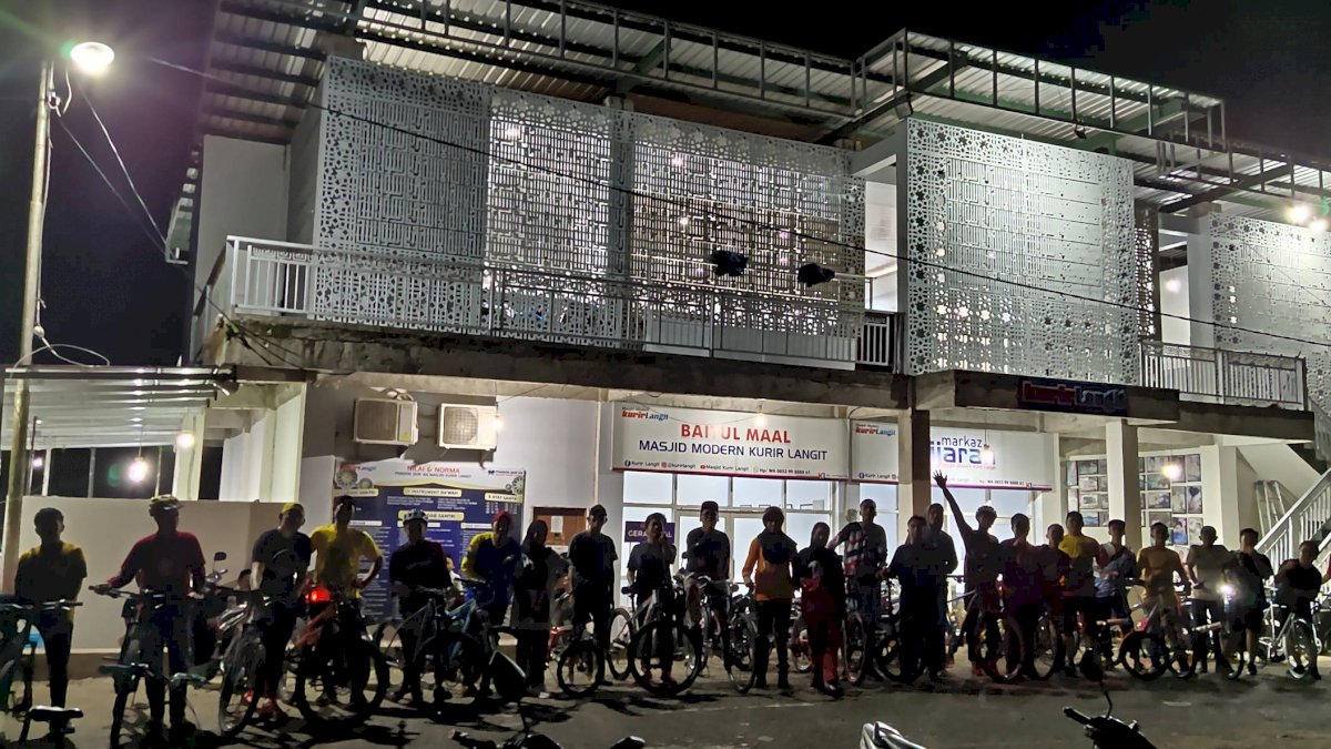 Komunitas Sepeda Barru Keliling Kota Sembari Sedekah di Malam Pergantian Tahun