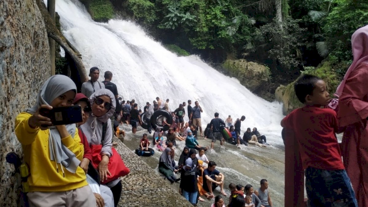 Pengunjung Taman Wisata Bantimurung Tembus 10 Ribu Orang di Awal Tahun