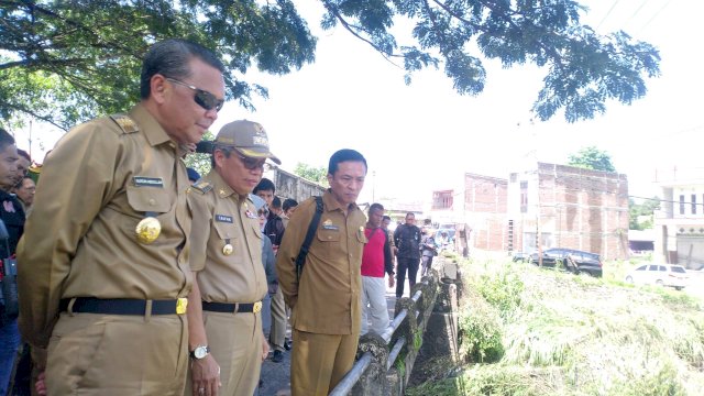 Wali Kota Parepare Taufan Pawe dampingi Gubernur Sulsel Nurdin Abdullah meninjau sejumlah lokasi pascabanjir. (ist)