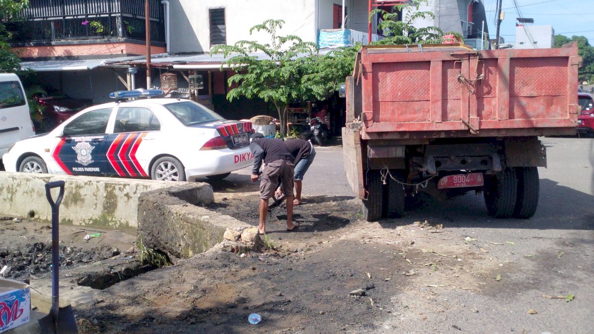 DLH Parepare Bersihkan Sisa-sisa Pohon Tumbang