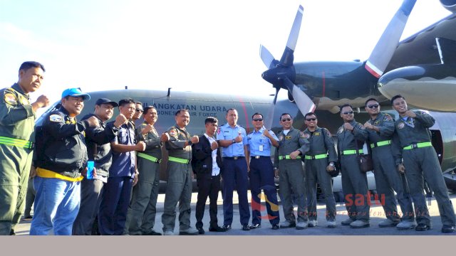 Chaerul (Tengah) saat di dampingi pilot penerbang Letkol Pnb. Agus Rohmat di Lanud Sultan Hasanuddin. (Sulselsatu/Indra Sadli Pratama)