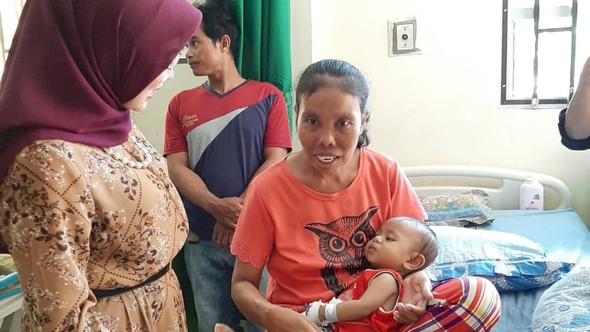 Ketua PKK Jeneponto Kunjungi Anak Penderita Gizi Buruk di RSUD Lanto Dg Pasewang