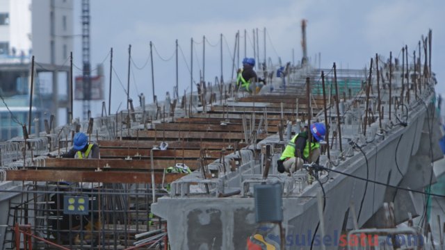 Pembangunan jalan tol layang Makassar. (Sulselsatu/Kink Kusuma Rein)